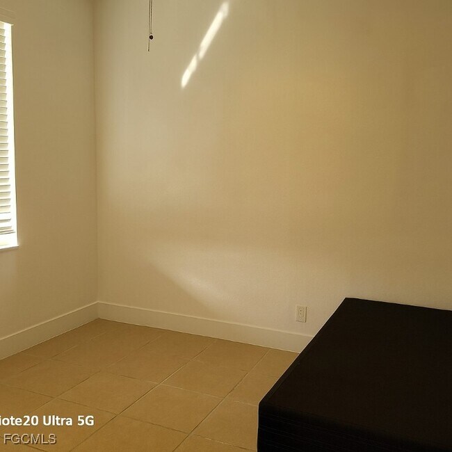 Building Photo - 702 Milton Ave N