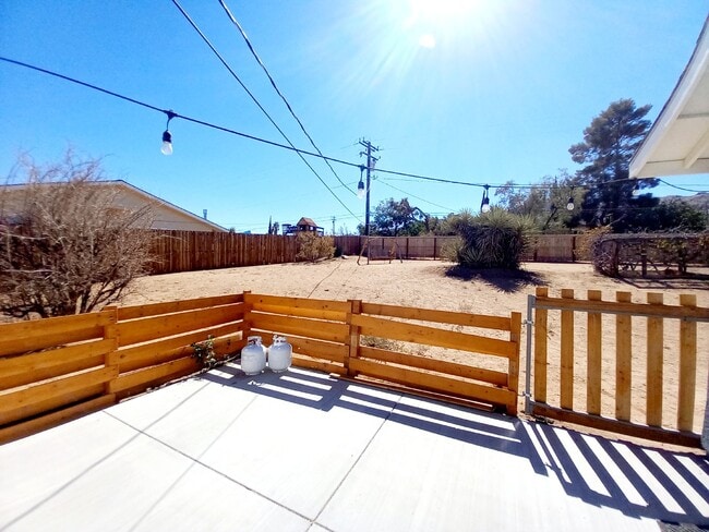 Building Photo - Fantastic Rental Opportunity in South Joshua Tree!