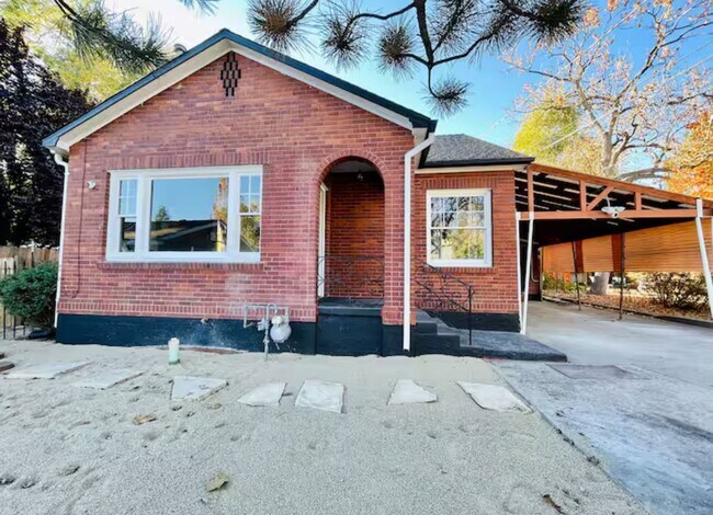 Building Photo - Midtown Charmer on Large Lot