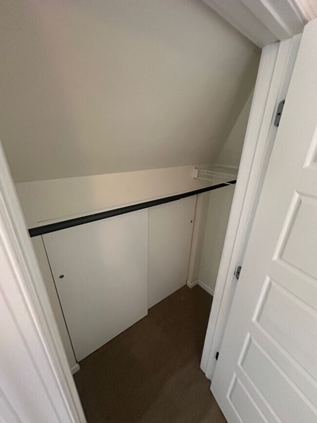 Building Photo - 15 Strathallan Park