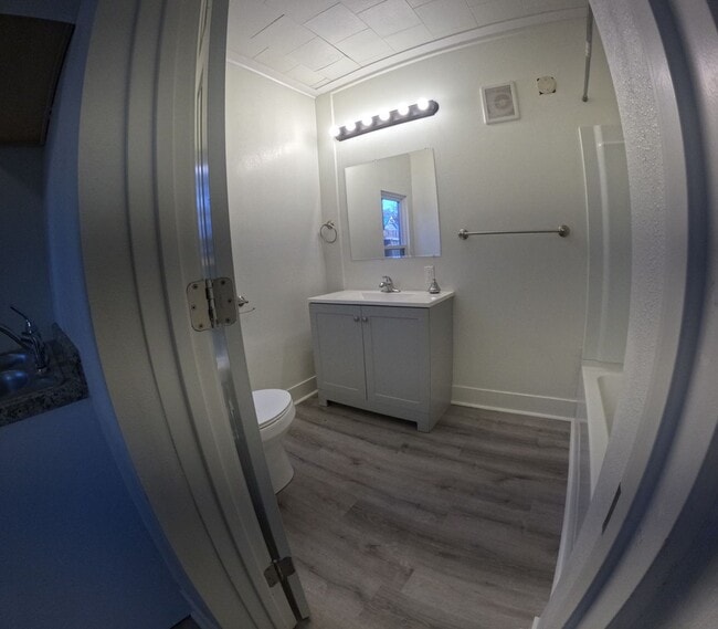 Building Photo - $950 Deposit $950 Rent