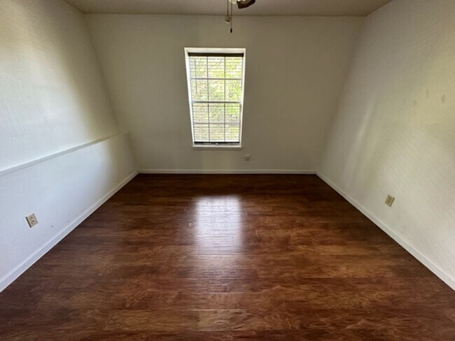 Building Photo - 3830 Country Club Rd