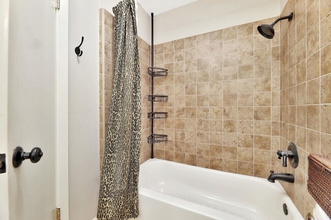 Building Photo - Charming Ranch in Rockwood!