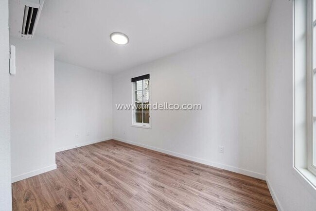 Building Photo - Modern Three-Story Townhouse in Hosford-Ab...