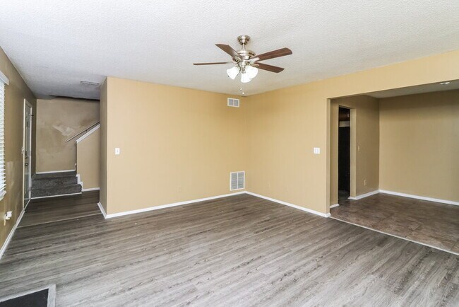 Building Photo - 5438 Farmview Close