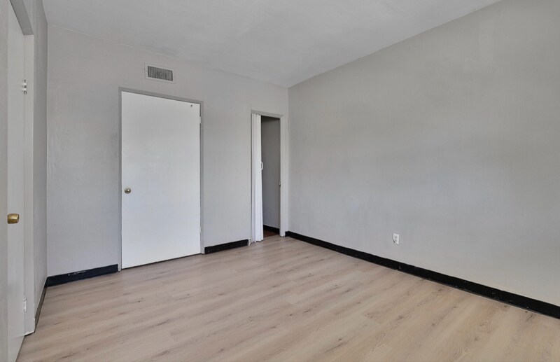 Building Photo - 474 1/2 E Norwich Ave