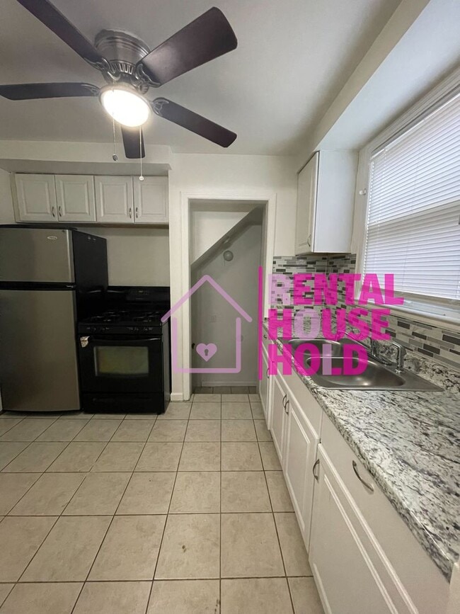 Building Photo - ~ 3 BEDROOM 1.5 BATH~ FREE PRE-SCREEN