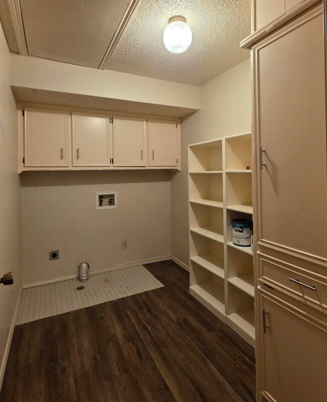 Building Photo - 8604 Jordan Dr