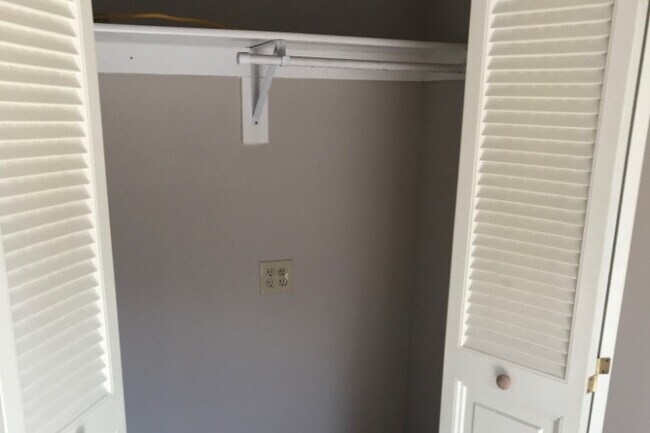 laundry area - 1638 Greenwood Ave