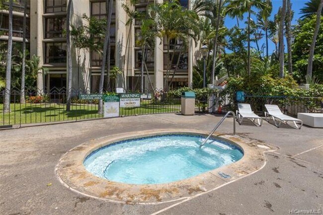 Building Photo - 1 bedroom, den with murphy bed, 1 cov parking, tropical grounds with pool, tennis courts +++++++