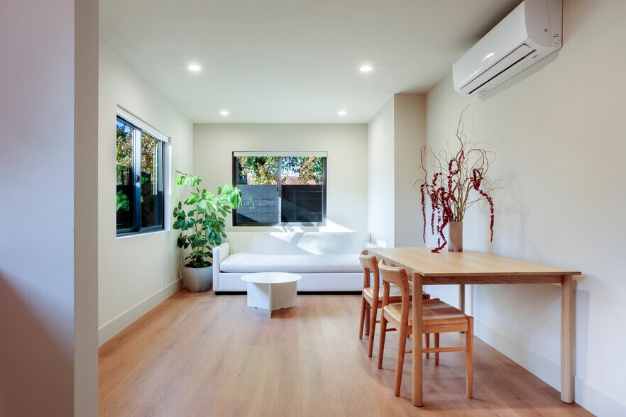 Building Photo - 6900 Willoughby Ave