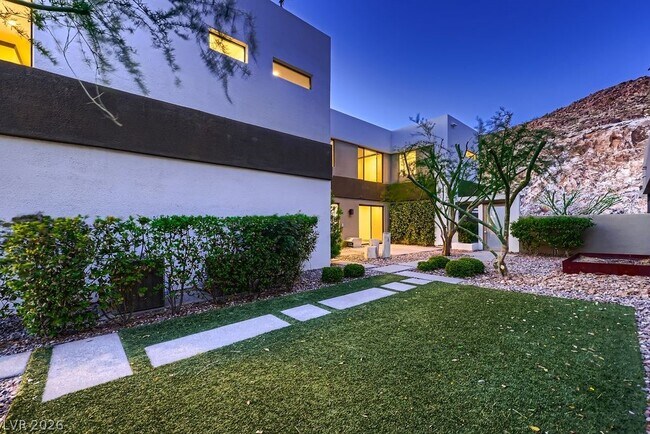 Building Photo - 917 Vegas View Dr