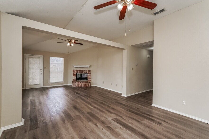Building Photo - 4001 Periwinkle Dr