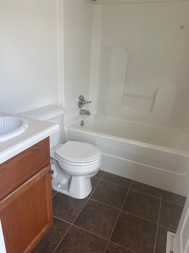 Building Photo - 3 bedroom townhouse