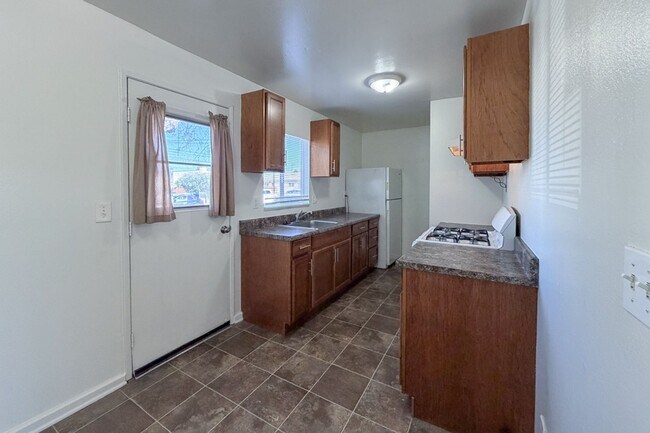 Building Photo - 424 Ponoma St