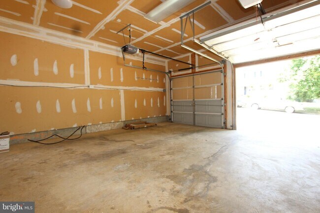 Building Photo - 406 Round Table Dr