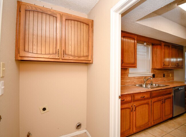 Building Photo - Well-maintained 3-bedroom, 2-bath ranch-style home