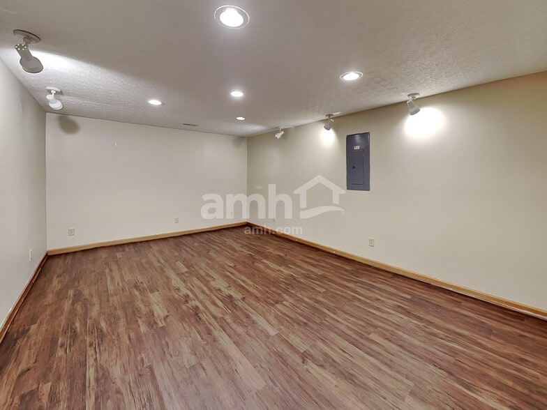 Building Photo - 942 Mahle Dr