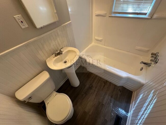 Building Photo - 1 bd/1 ba -1017 S Glenwood Dr #A, Independence, MO 64053 DUPLEX - Rent $799 - FALL MOVE IN SPECIA...