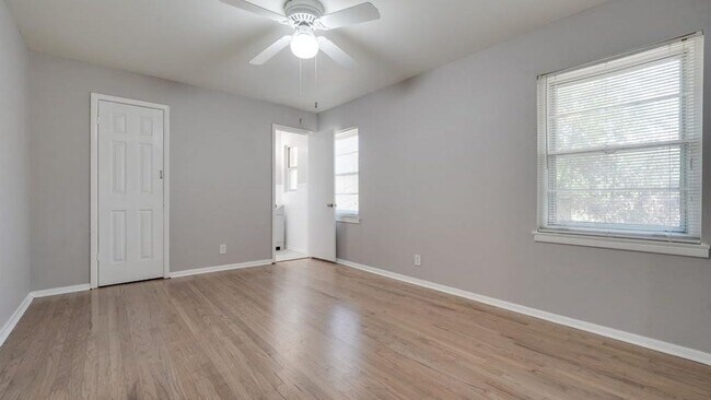 Building Photo - 2442 Oates Dr