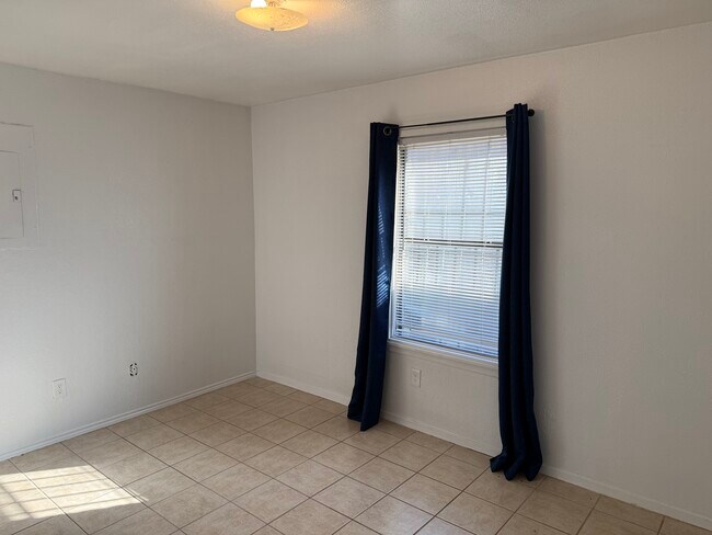 Building Photo - 2934 Chestnut Ave