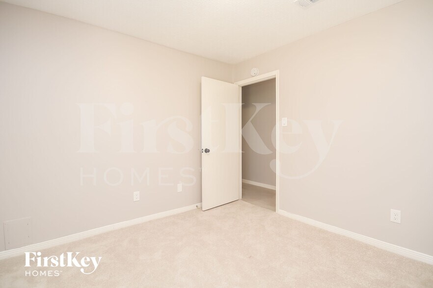 Building Photo - 10846 E Linwood Dr