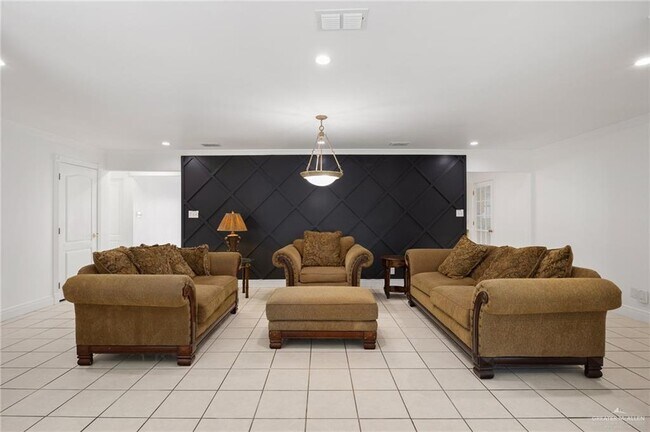 Building Photo - 2805 Lake Shore Dr