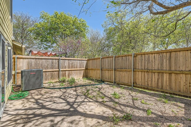 Building Photo - 512 Eberhart Ln