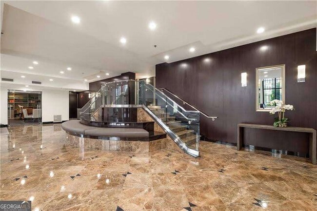 Building Photo - 3481 Lakeside Dr NE