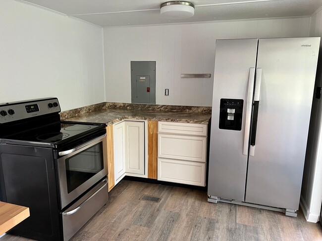 Building Photo - Remodeled 3 Bed 2 Bath in Weaverville!