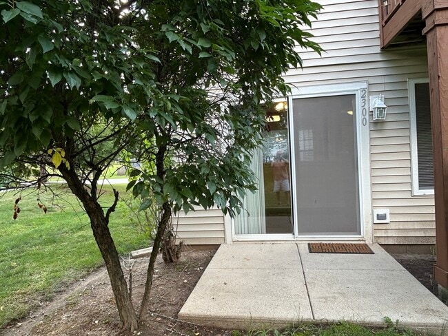 Building Photo - 2300 Woodside Dr