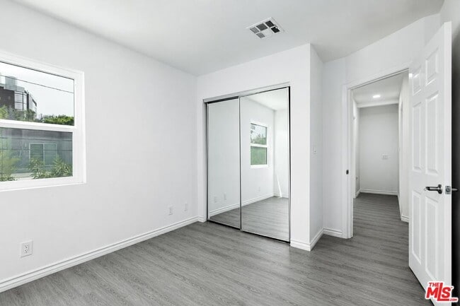 Building Photo - 8718 Rosewood Ave