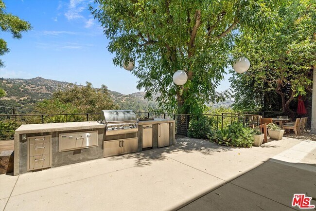 Building Photo - 2700 Glendower Ave