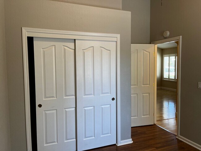 Building Photo - Beautiful Roseville 3 Bedroom, 2 Bathroom ...