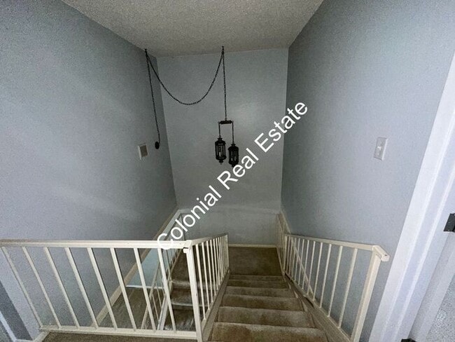 Building Photo - Spacious and unique 3 bedroom 2 and a half...