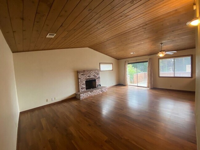 Building Photo - Excellent eastside location, 3/2, fenced yard, 2 car garage