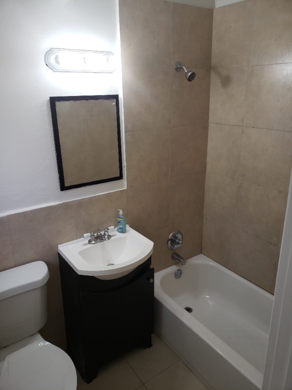 Building Photo - 133 SW 5th Ct