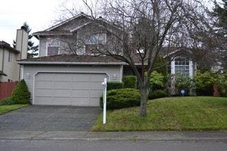Building Photo - Federal Way tri-level rental home - 3 bedroom plus den, 3 bathrooms, 2 car garage!  Ready for lea...