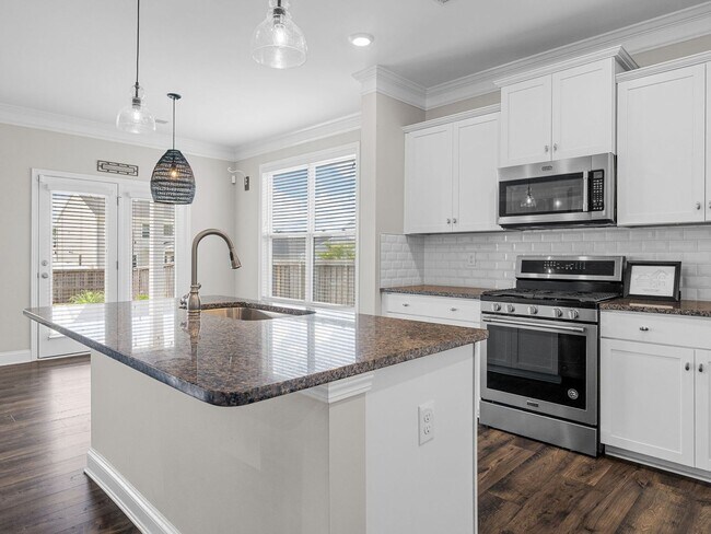 Building Photo - Beautiful 4 BR, 3.5 BA, 2 Car Garage Home ...