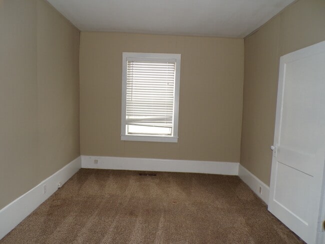 Building Photo - 900 Center St