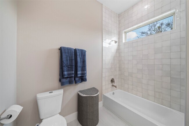 Building Photo - 312 Queen Sude Ln