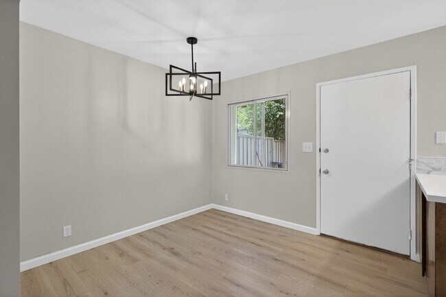 Building Photo - Spacious Condo in Santa Clara - Easy Commute!
