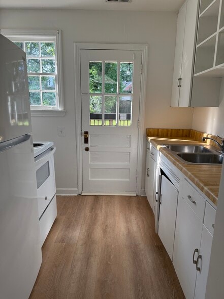 Kitchen - 5532 Knob Rd