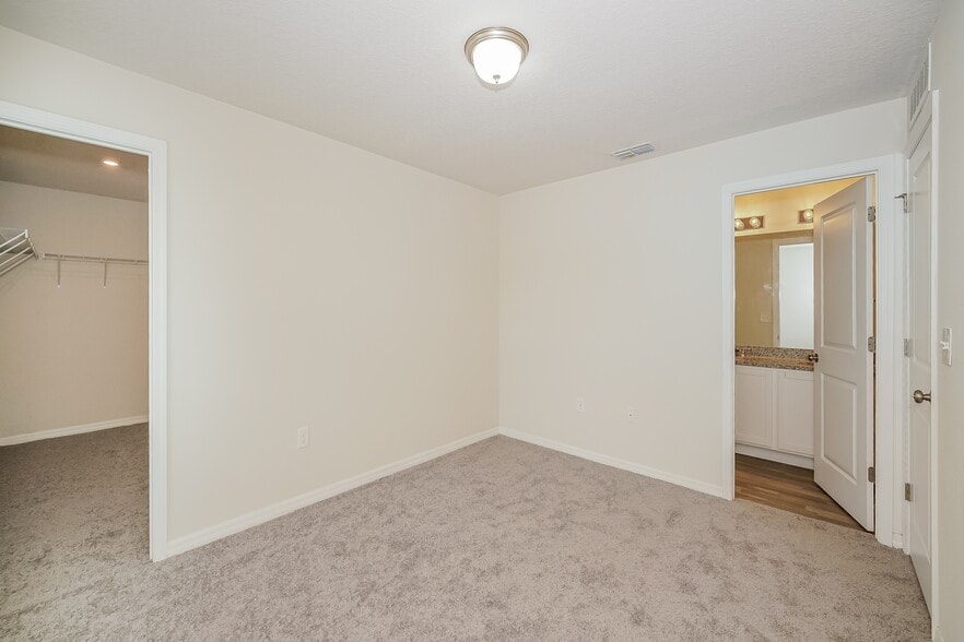 Building Photo - 6830 N Pavilion Loop