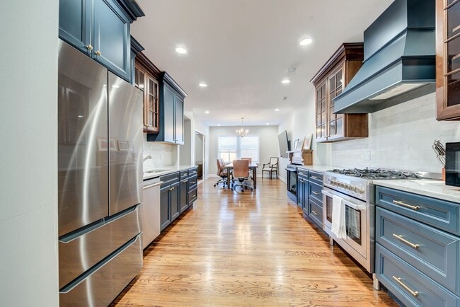 Building Photo - CONDO ON THE HILL 3 BED 1 BATH - Hardwood Floors & Renovated Luxury Kitchen