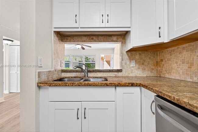 Building Photo - 1028 Twin Lakes Dr