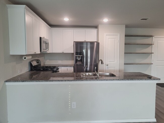 Building Photo - Gorgeous 3-bedroom, 2 Bathroom, Minutes fr...