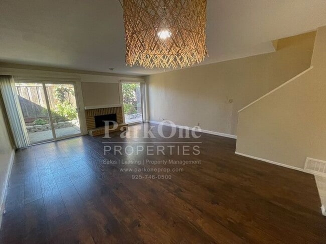 Building Photo - Spacious Town house in Pleasant Hill Now Available!