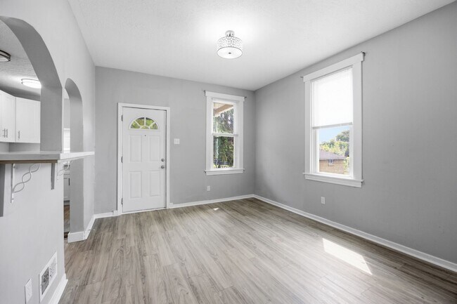 Building Photo - 827 Hinnerman St