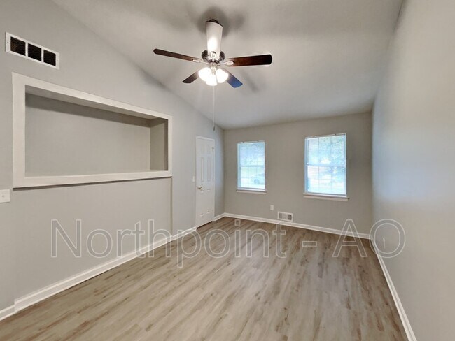Building Photo - 5761 Western Hills Dr